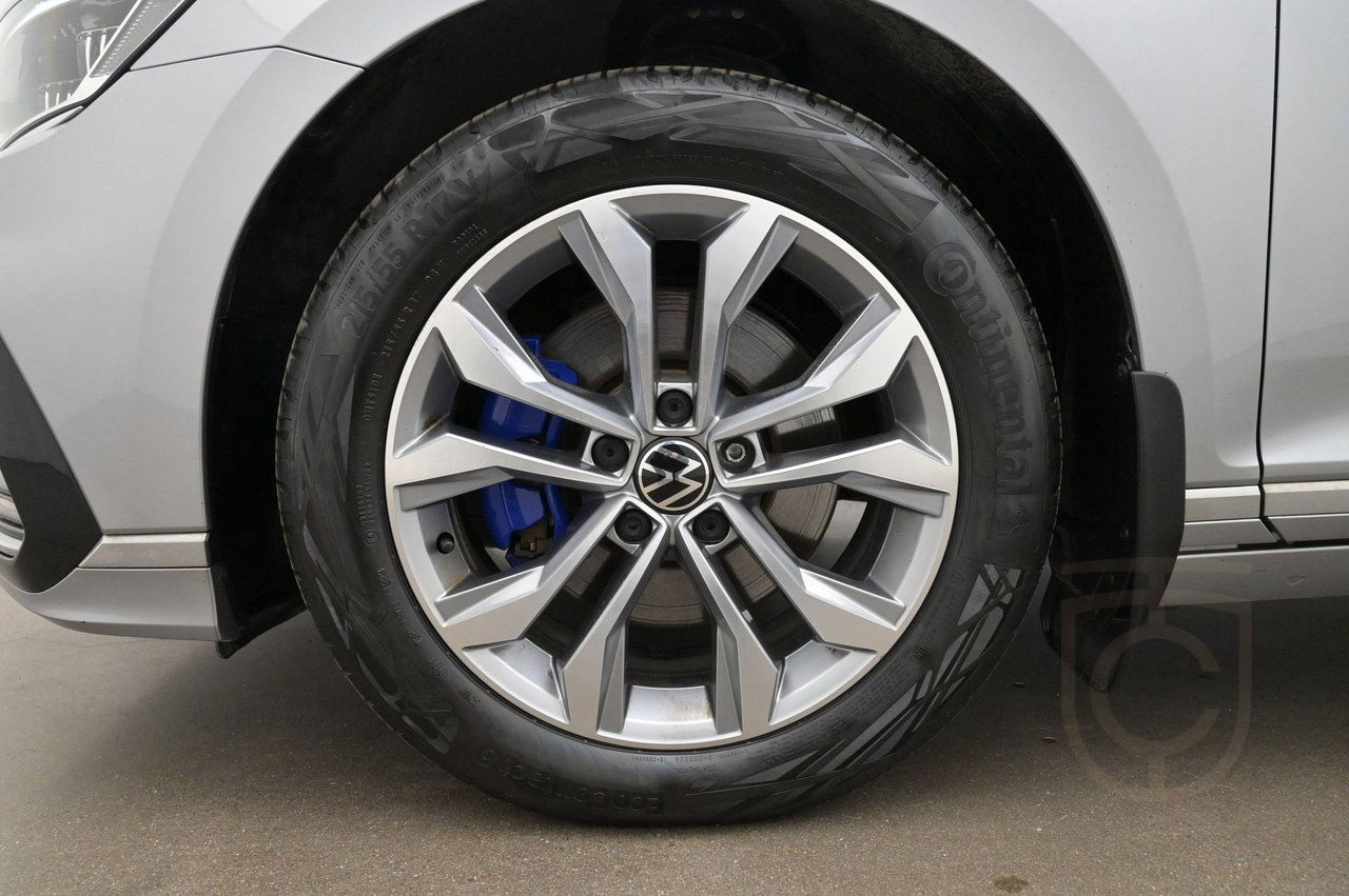 Volkswagen Passat Variant GTE Executive Bus.