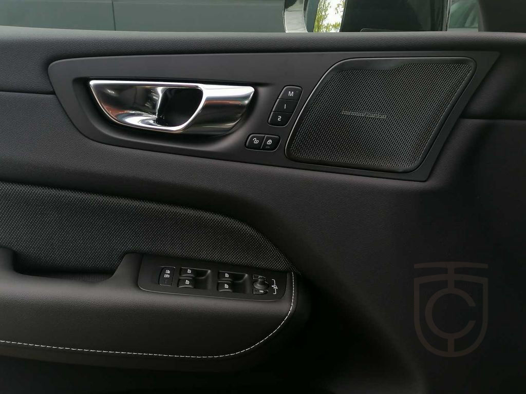 Volvo XC60 T6 AWD Plus Black Edition Recharge