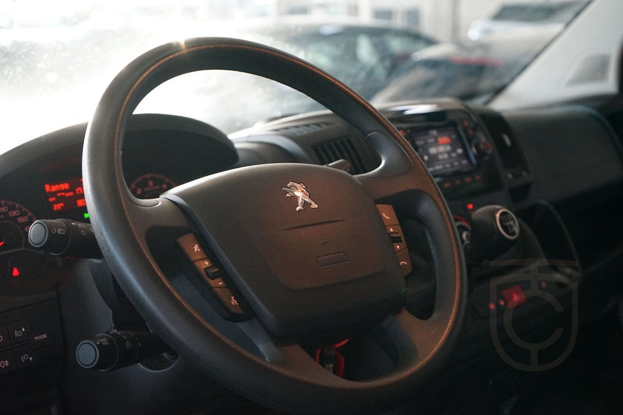 Peugeot Boxer Van 335 2.2 BlueHDi