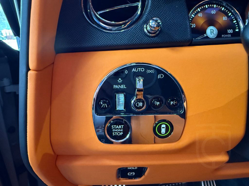 Rolls-Royce Cullinan- 4 seats- Bespoke- Starlight- Tables+TV