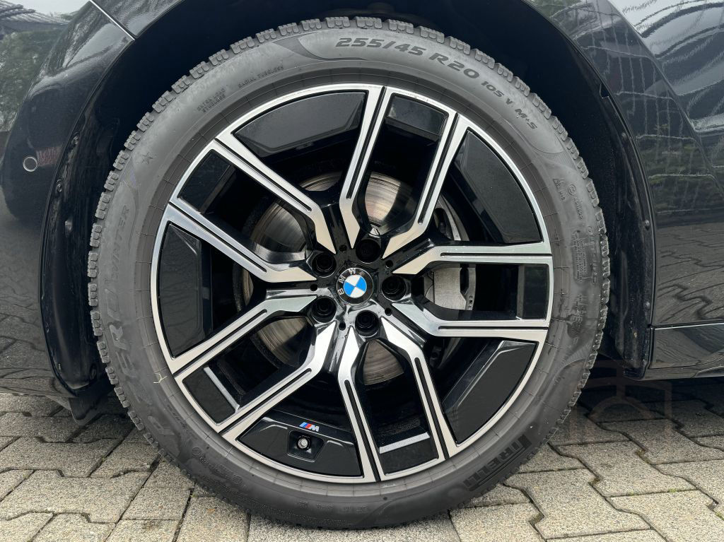 BMW 740d xDrive M Sport StandHzg PANO-SKY Autobahnas