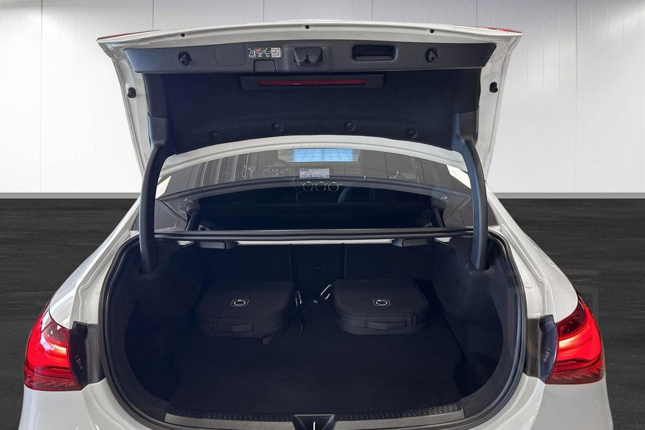 Mercedes-Benz A 250 e Sedan, AMG Line, Panelbelysning, Knigh