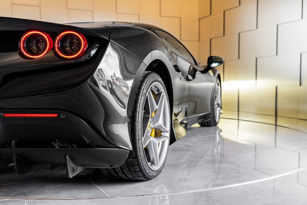 Ferrari F8 Tributo / Svensksåld / Kolfiberstolar / OBS SPEC! /