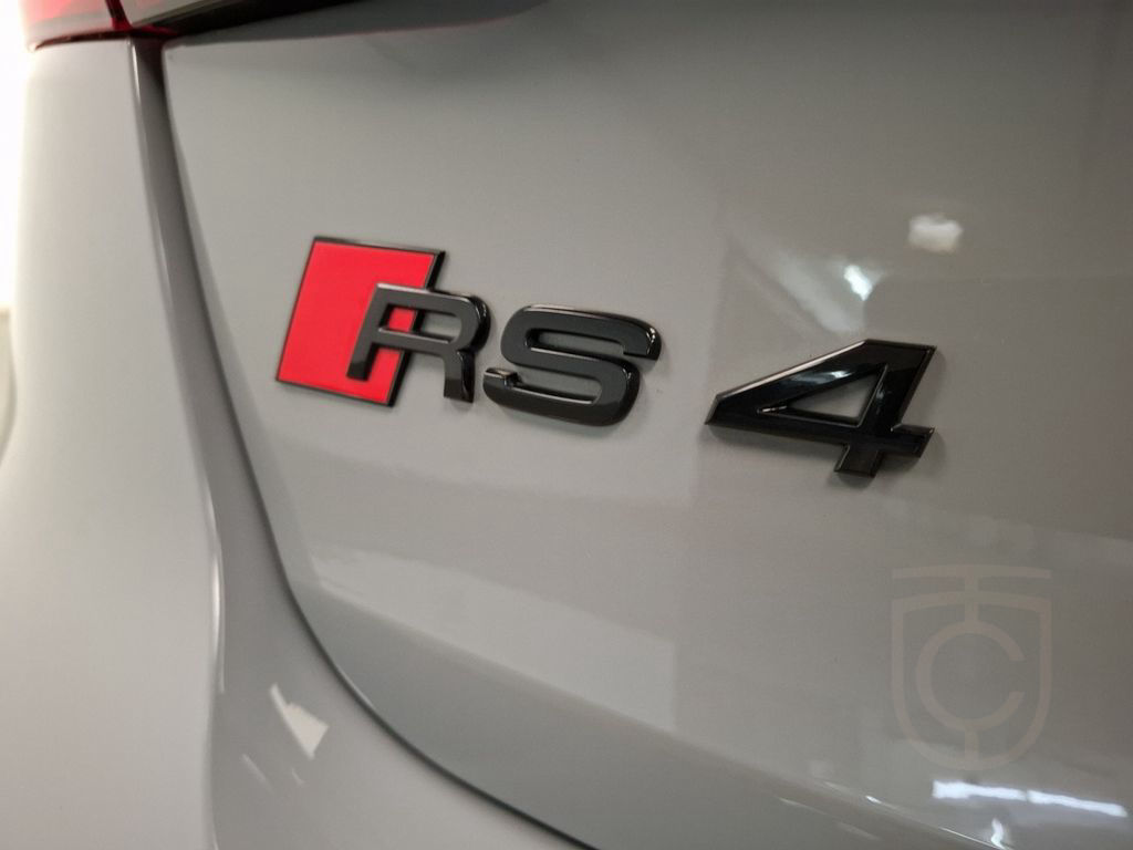 Audi RS 4 Avant quattro Competition/Design-Paket rot