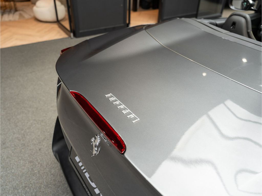 Ferrari Portofino M V8 HELE Carbon Daytona Seats 3.9 Por