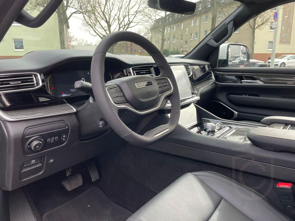 Jeep Wagoneer Series III 5.7 V8 HEMI eTorque Panorama